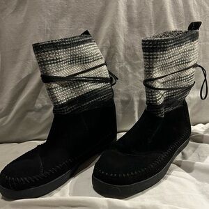 Toms Black and Gray Knit Boots size 8.5
